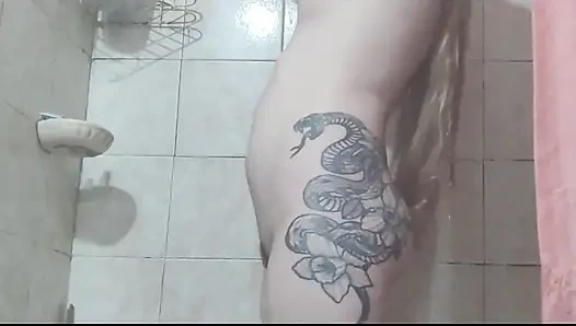 洗澡并在我的屁股里放一个肥皂色的肛门扩张器