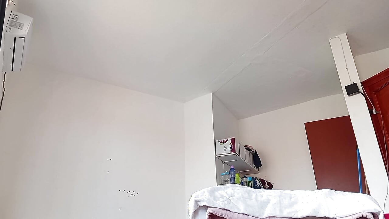 Saat aku bersih-bersih kamar hanya memakai celana dalam, suamiku menonton dan merekamku 3