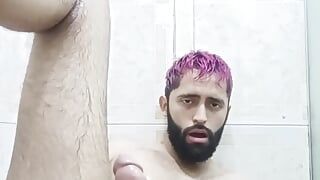 Gran polla latina Camilo Brown usando aceite y un vibrador en la ducha para darse un intenso orgasmo de próstata