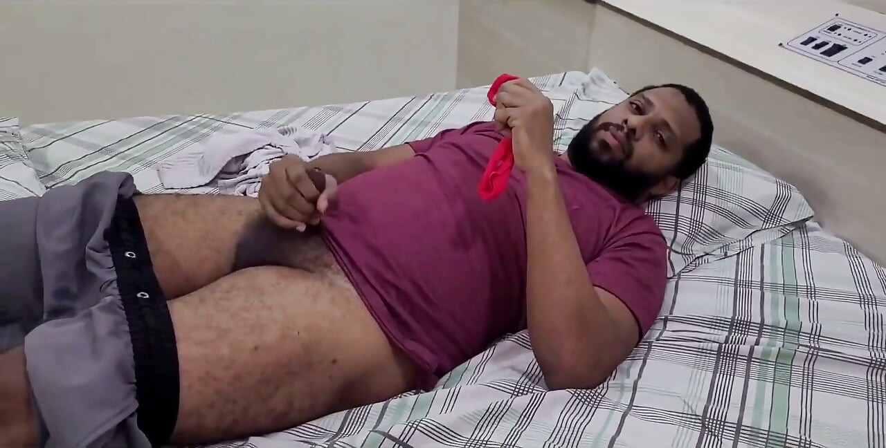 팬티 냄새를 맡는 배다른 아들을 붙잡고 큰 보지를 따먹는 계모.