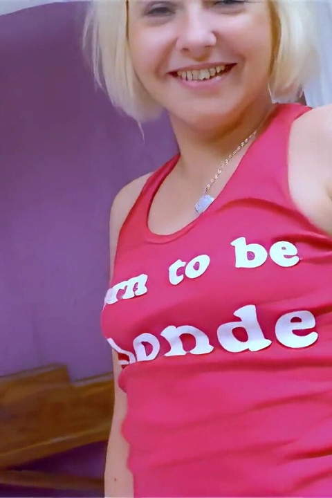 Maeva: Menina smalltits chupando um pau e fodendo duro