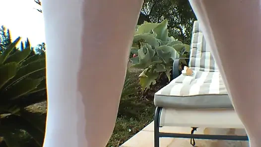 В леггинсах