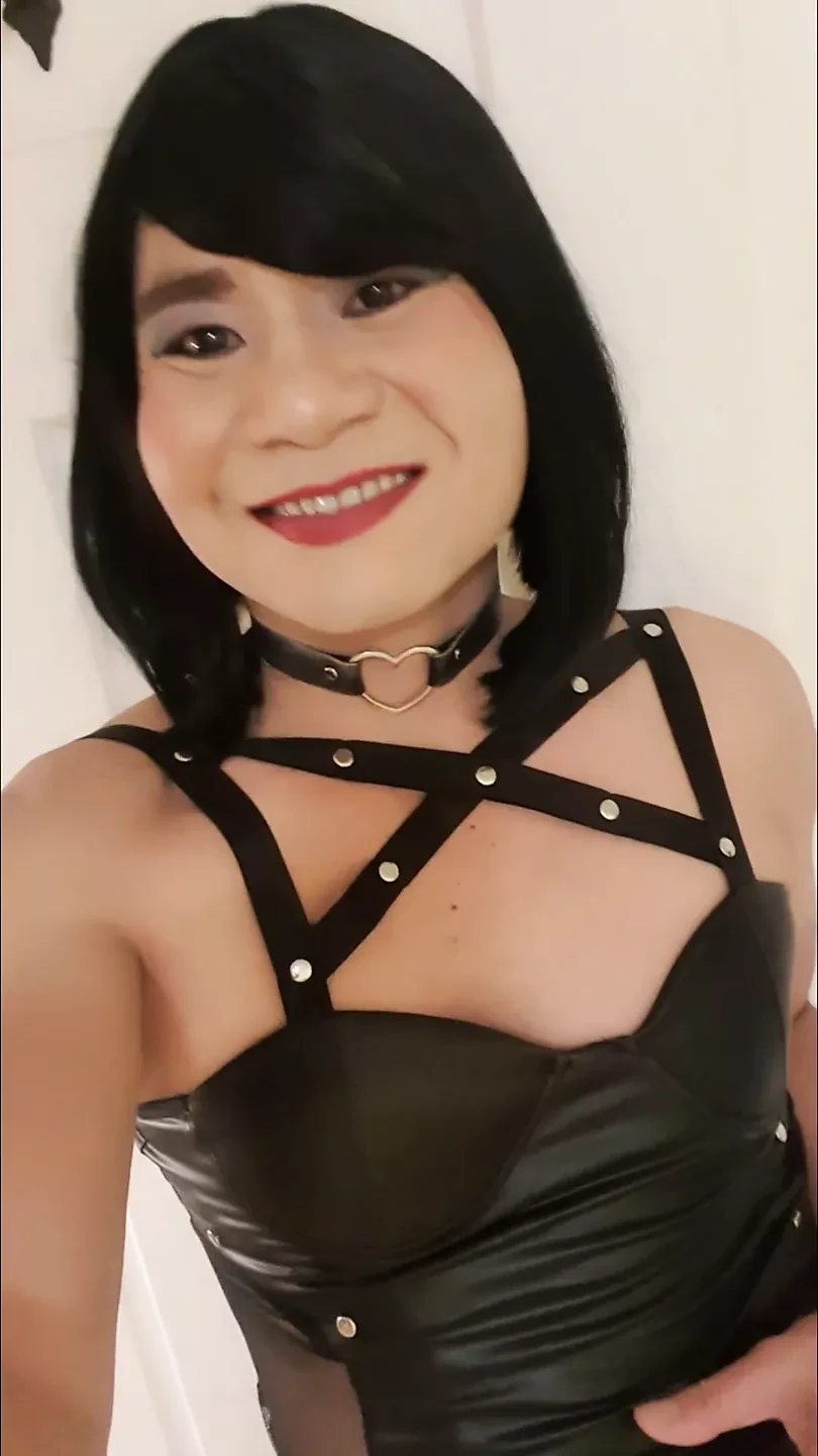 Si banci kecil dengan wig hitam baru dari seorang penggemar