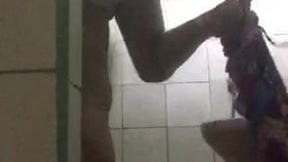 Filipina dedilhando no banheiro
