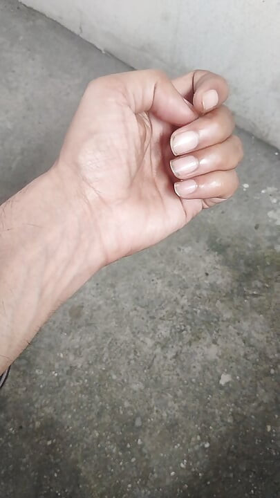 ¿Quién quiere esta hermosa mano en su polla y culo?