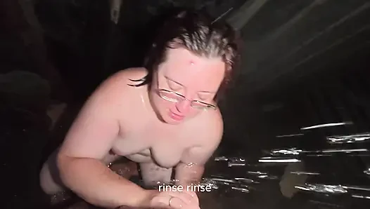 Seifige nackte körper in einer ländlichen dusche