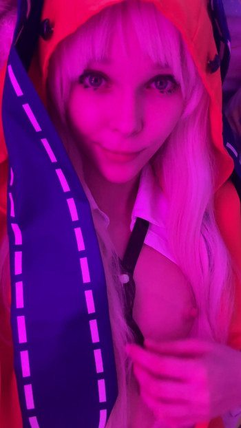 Oops i forgot my bra again😏