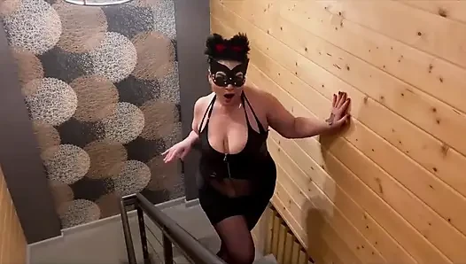 Kameraya poz veren seksi kitty heyecanlanıyor ve fışkırtarak boşalıyor