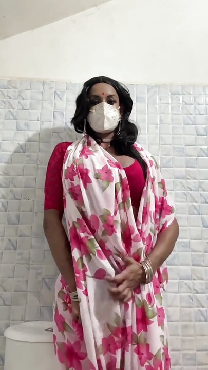 Pembe sari elbiseli travesti mastürbasyon yapıyor