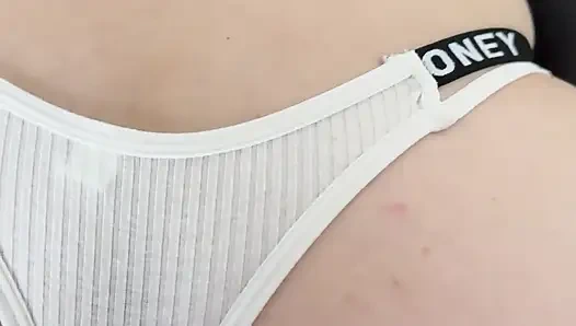 Ich sah die ehefrau meines nachbarn nach dem training und ich konnte ihren beinen und ihrem dicken arsch nicht entgegensetzen