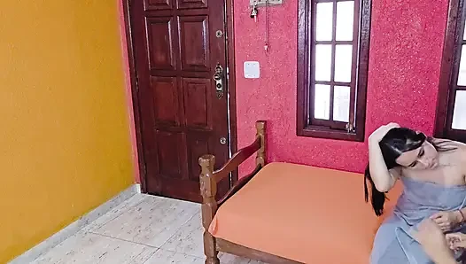 Kurye geliyor ve onunla seks yapmamaya karşı koyamiyoruz