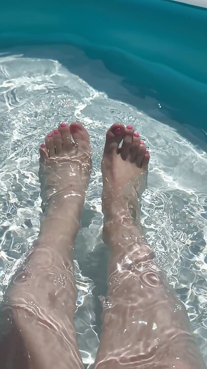 Gioca da sola con i piedi in piscina