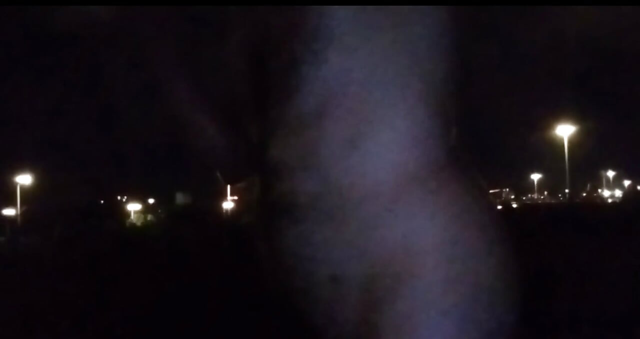 Gece halka açık çıplak yürüyüş