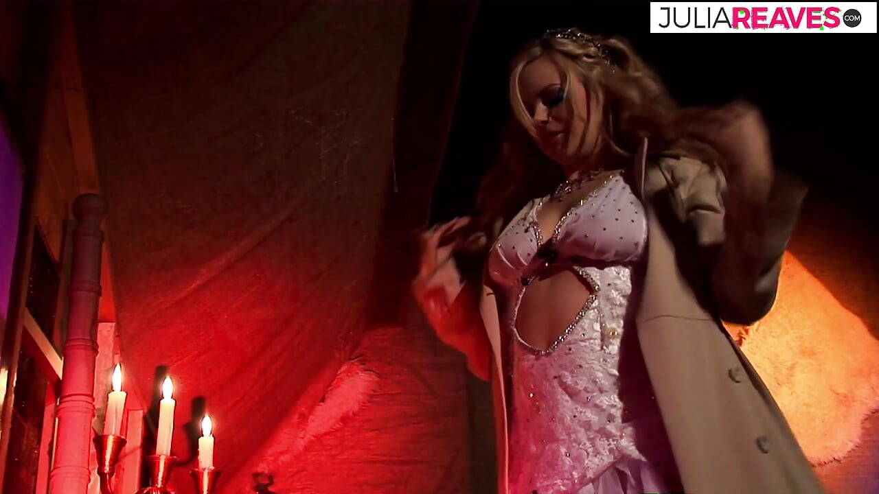 건설 현장에서 따먹히는 거유와 핫한 몸매의 금발