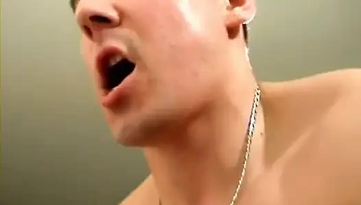 Cewek seksi rambut cokelat menggoda lagi menggoda sambil bugil