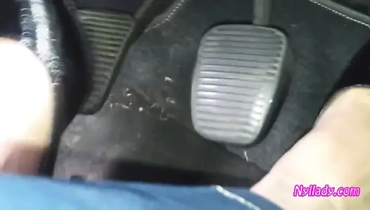 Mengemudi dan berputar dengan pompa hitam di kaki telanjang