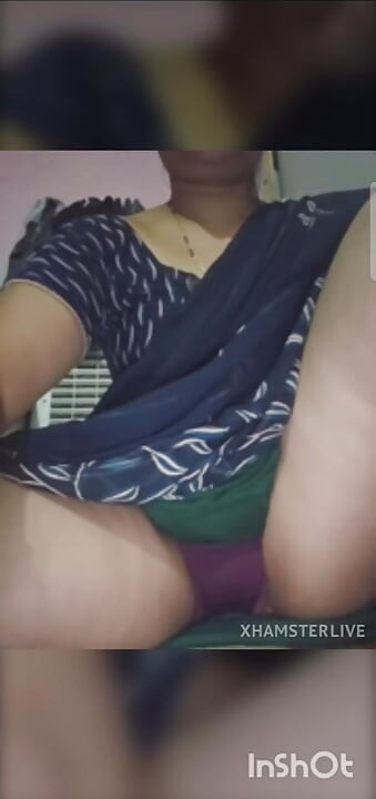 Desi bhabhi ne kursi pe beth ke apni chooth ke maje liye
