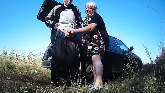 meine freundin hält meinen schwanz, während ich pinkele und mir dann einen blowjob in der Öffentlichkeit gebe
