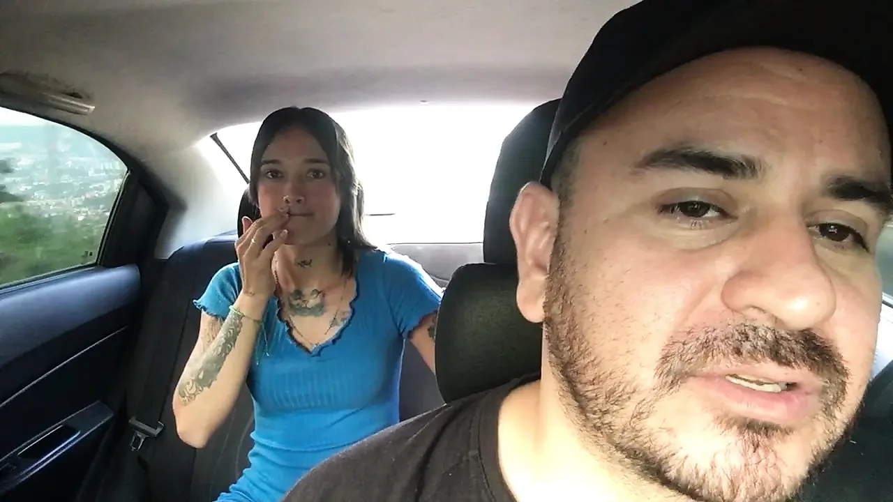 辣妹在优步司机的车里自慰