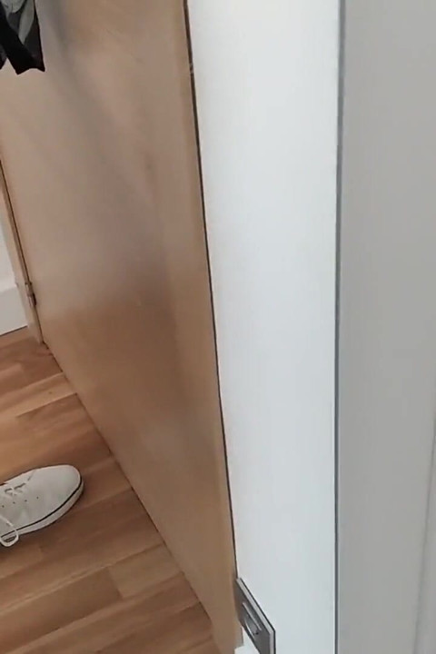 Masturb seu pau enorme e suculento em frente ao espelho