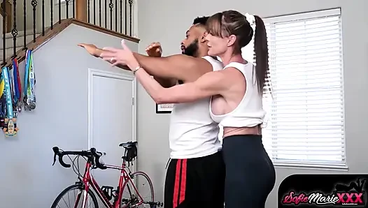 Zinde orta yaşlı seksi kadın Sofie Marie büyük yaraklı adamla sikişiyor