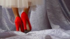 Asmr ขาผู้หญิงในรองเท้าส้นสูงสีแดง