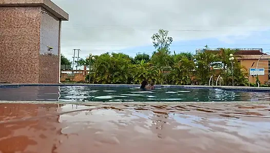 Сперма, плавающая в бассейне, жесткий секс в воде, двойной оргазм