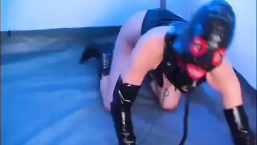 Seksi lateks piliç azgın züppesinden götten sikiliyor