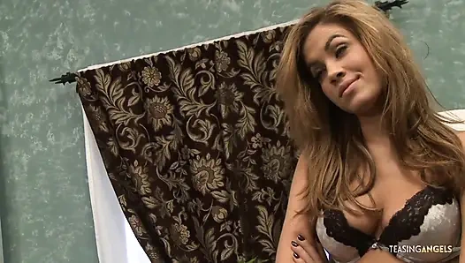 Видя ее большую задницу заставил их подойти к брюнетке и предложить ей хардкорный удар