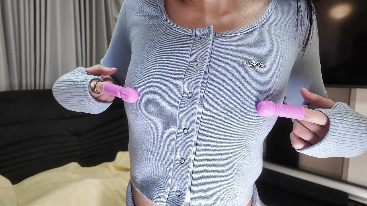 Seorang gadis kolej yang patuh meregangkan duburnya dan memancut, mencapai klimaks berulang kali dengan rintihan dari vibrator tetap dan alat urut jari