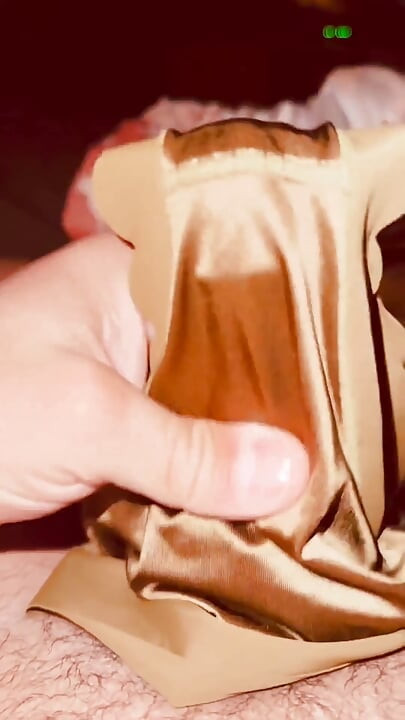 射在丝质缎面绿色内裤