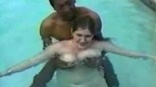 Grubaska Samantha zostaje zerżnięta na basenie (przez satanikę)