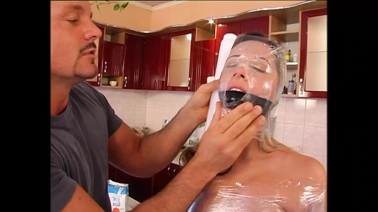 美丽的家庭主妇熟女被绑住，堵嘴和被一个大鸡巴操，她射精