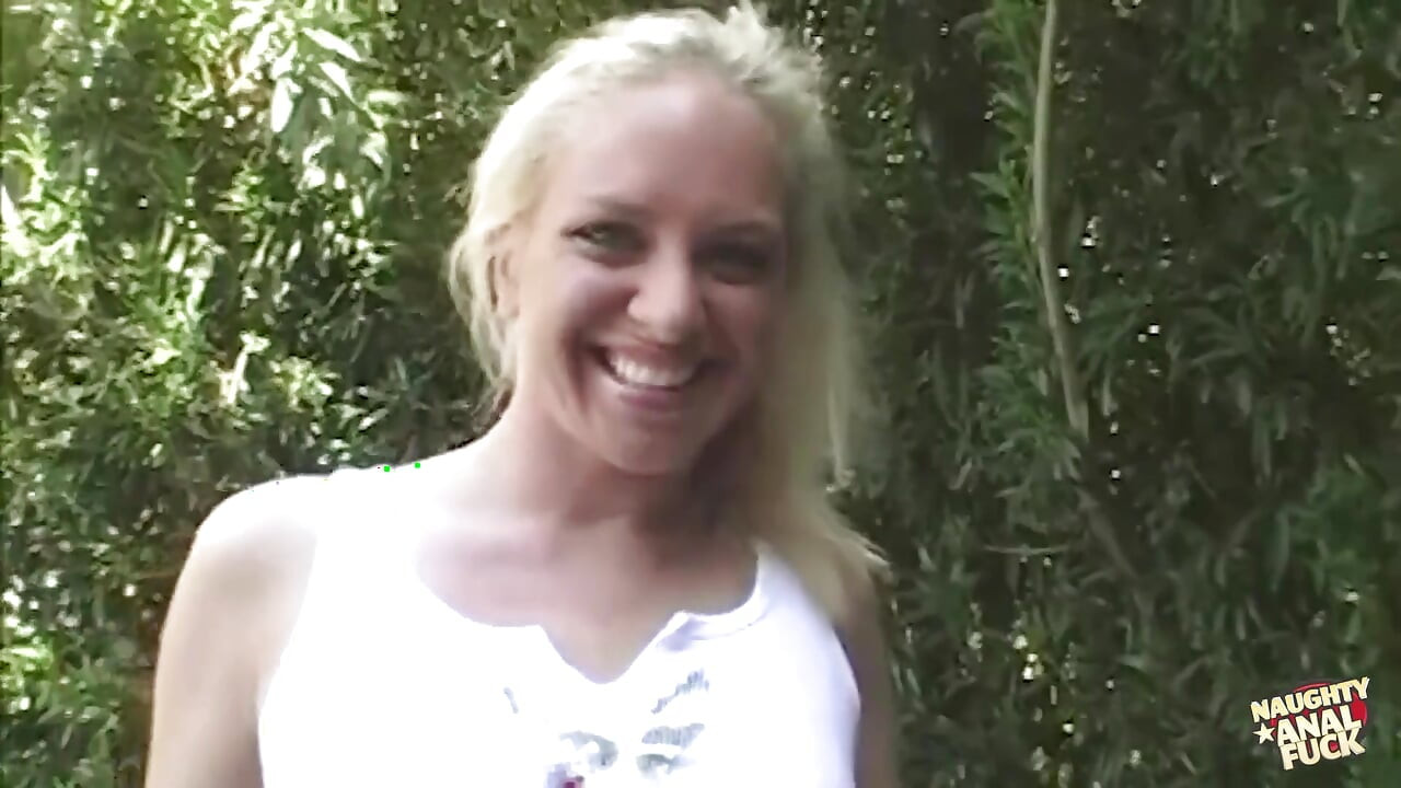 Sexy blondýnka dělá bezchybné kouření, zatímco její přítel prstuje kundičku