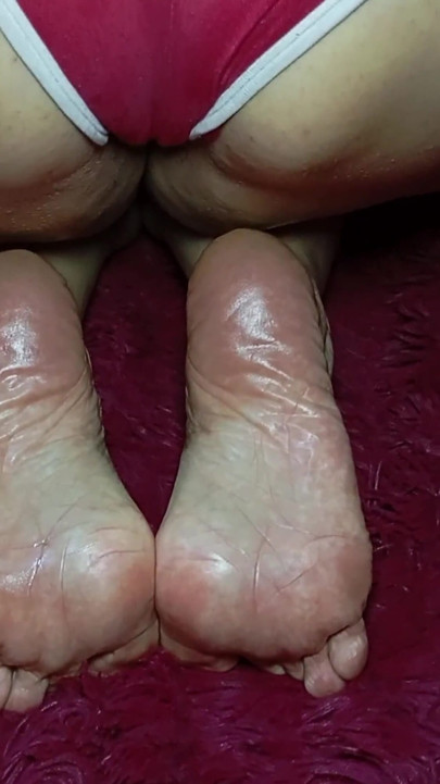 A Big Ass and Wrinkled Soles on the Feet of a Goddess