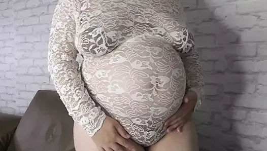 Grávida de 9 meses, grandona puta leitosa mostrando seus enormes peitos lactantes, buceta peluda e barriga grande