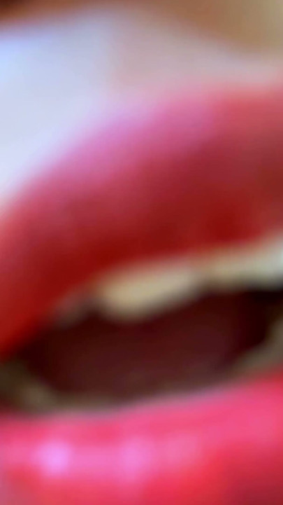 Kamuk Satule Ma Ko Beta ne Chudai Majbur - Stepmom fucks stepson while putting lipstick on her lips | Clip 1