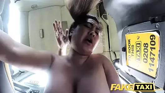 Фейковое такси, тайская массажистка с большими сиськами творит ее волшебство