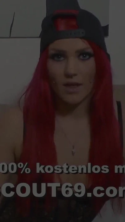 Εκπληκτική στιγμή από το "Nerdy Guy Has Quick Fuck with Skinny German Teen Anni on Toilet"