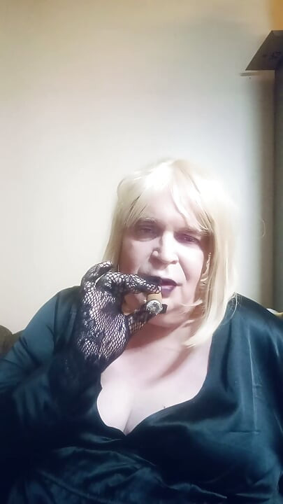 BBW TV talks about doing a smokey blow job but with a cigar
