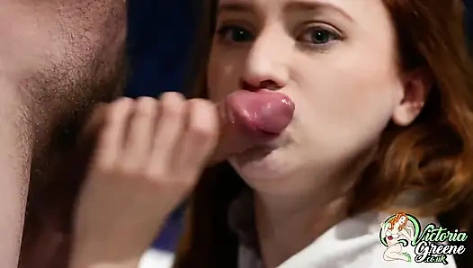 Cewek hot rambut merah ini lagi asik nyepong kontol sampai dicrot di muka - close up