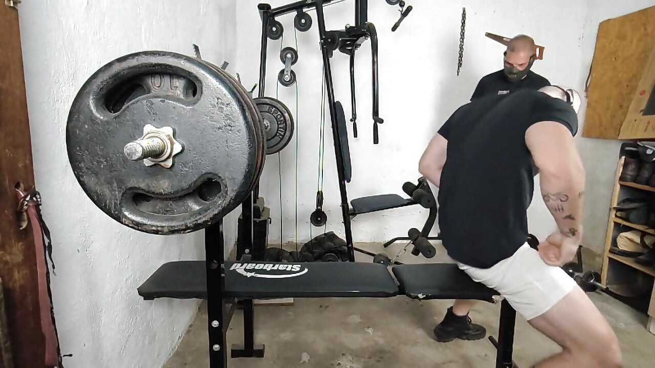 ハロウィンの真っ只中に体育館で落とされて裸になった