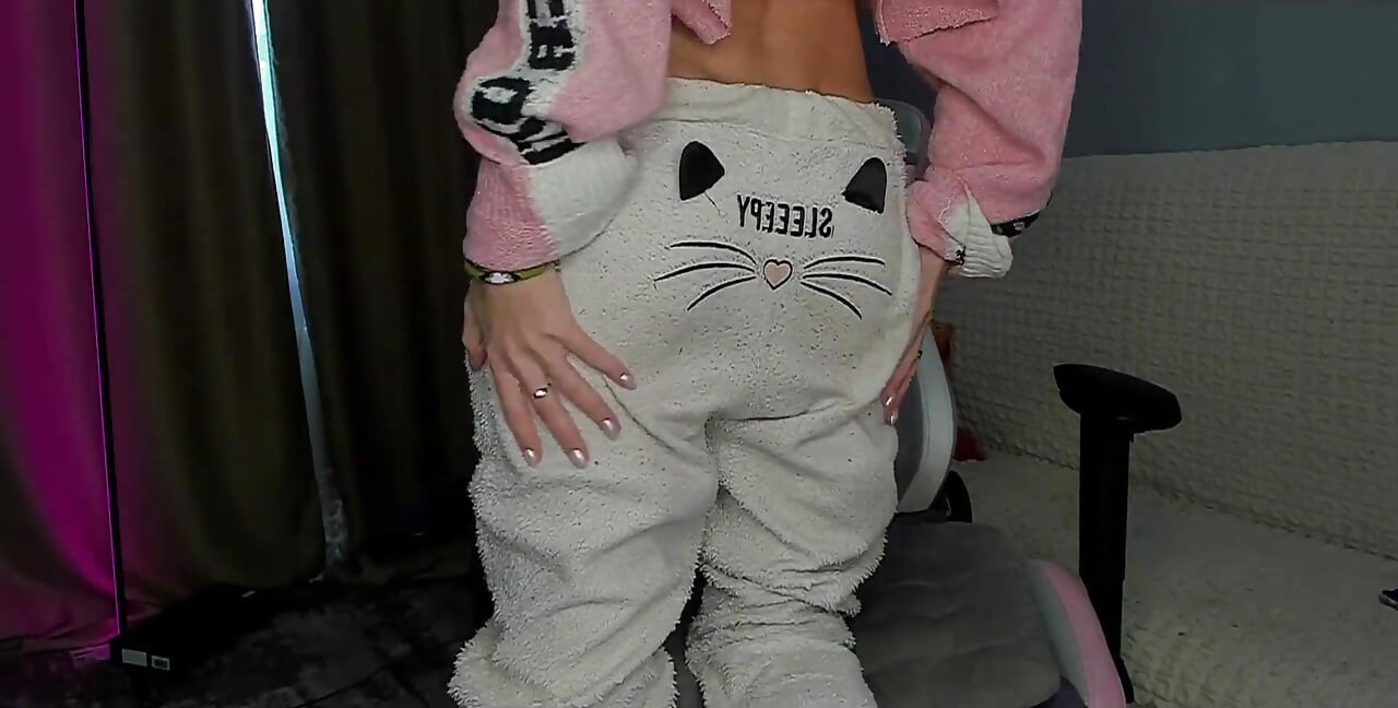 Χαριτωμένο κορίτσι με ζεστή πιτζάμα ξέρει πώς να ζεσταθεί καλύτερα