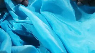 Dickhead esfregando com salwar de cetim de crepe azul de chachi (38)