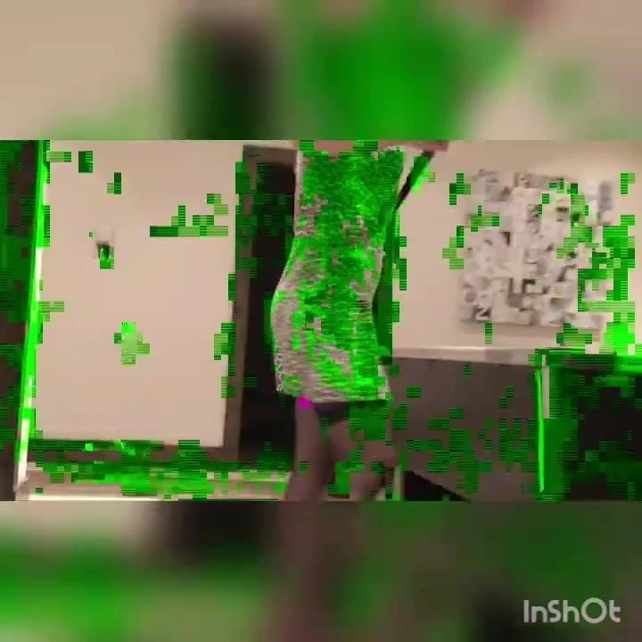 Senhora brincando com meias de bilhar