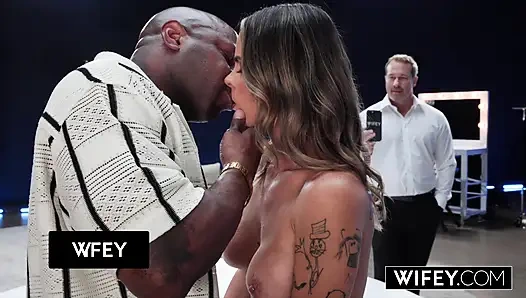 Evli sarışın orta yaşlı seksi kadın Harlie ateşli evli kadın büyük zenci yarağı tarafından sikilirken kocasının elini tutuyor