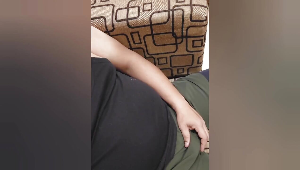 一个年轻的商人在酒店房间里雇佣了一个美女