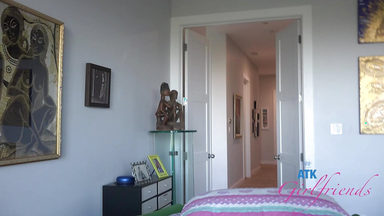 A szuperdögös amatőr Becca Blair szop, baszik és hatalmas adagot vesz fel a nedves lyukába!