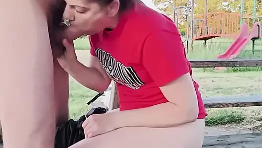 Cewek sange ini ngangkang dan kakinya di atas meja di taman umum