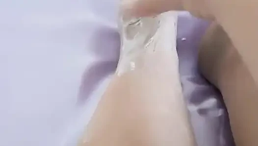 FUßMASSAGE MIT HANDCREME UND KÖRPERMILCH